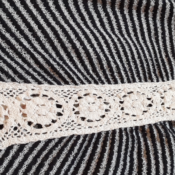 Black and white striped sweater top-Size XL - Picture 7 of 7